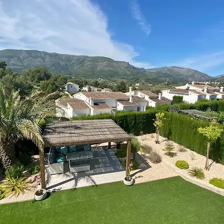 Holiday home Stunning Mountain Views! Private With Fabulous Communal Pool!