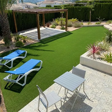 Stunning Mountain Views! Private With Fabulous Communal Pool! Holiday home *