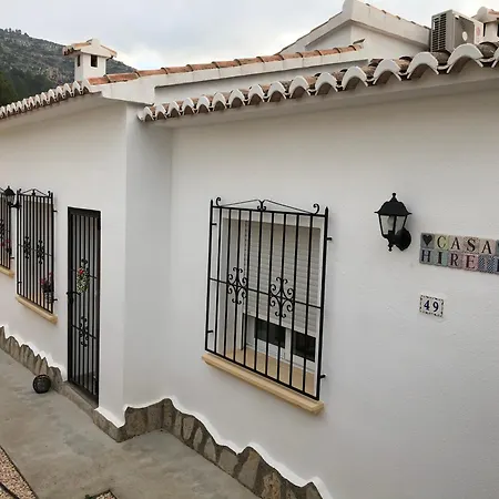 Stunning Mountain Views! Private With Fabulous Communal Pool! Holiday home