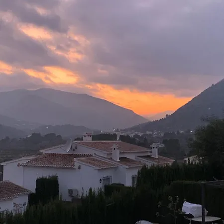 Stunning Mountain Views! Private With Fabulous Communal Pool! Holiday home